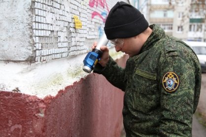 В Сланцах проводится доследственная проверка по факту падения несовершеннолетнего со второго этажа заброшенного здания